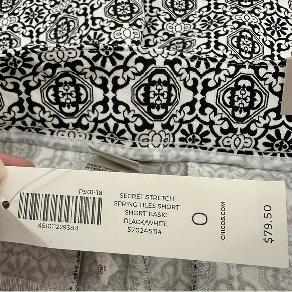 Chico's Black and White Geometric Bermuda Shorts NWT Pockets Women’s Size 0/US 4 - Picture 8 of 16